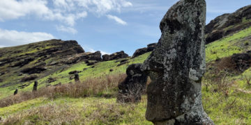 Tras un año del feroz incendio, los moáis de Isla de Pascua claman ser restaurados