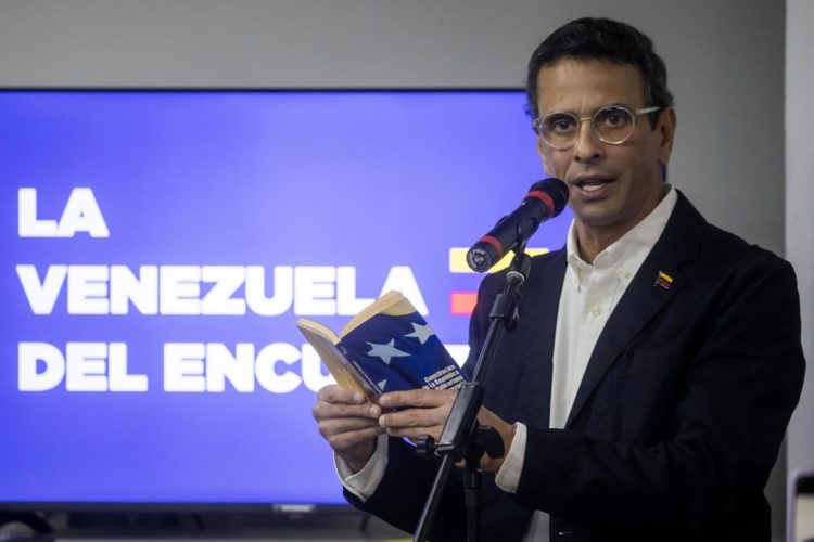 El dos veces candidato a la presidencia de Venezuela Henrique Capriles habla en un encuentro con miembros de sindicatos y trabajadores venezolanos hoy, en Caracas (Venezuela). EFE/ Miguel Gutiérrez