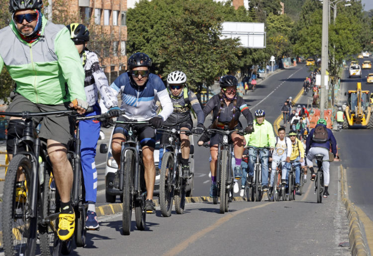 Personas transitan hoy en bicicleta durante el día sin carro, en Bogotá (Colombia). EFE/Mauricio Dueñas Castañeda