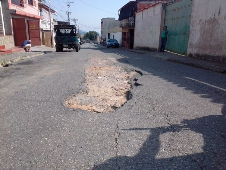 Grandes huecos en la calles del sector La Plata