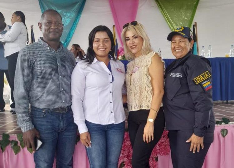 En la gráfica, al lado izquierdo, la presidente del Concejo Municipal, Marilin Rivera y a su derecha la primera dama de Sucre, Astrid de González. Foto Archivo