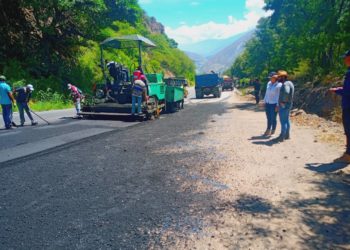 En el municipio Sucre avanzan trabajos de asfaltado