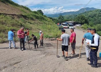 Táchira | Conductores trabajan en la rehabilitación de la vía en Santa Elena por sus propios medios