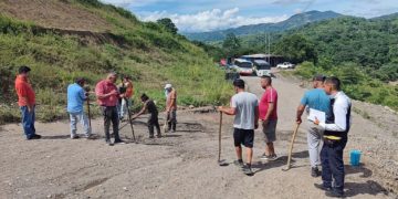 Táchira | Conductores trabajan en la rehabilitación de la vía en Santa Elena por sus propios medios