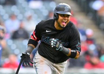 Luis Arráez sigue «regando» hits por el campo y toma respiro en el liderato de bateo