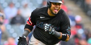 Luis Arráez sigue «regando» hits por el campo y toma respiro en el liderato de bateo