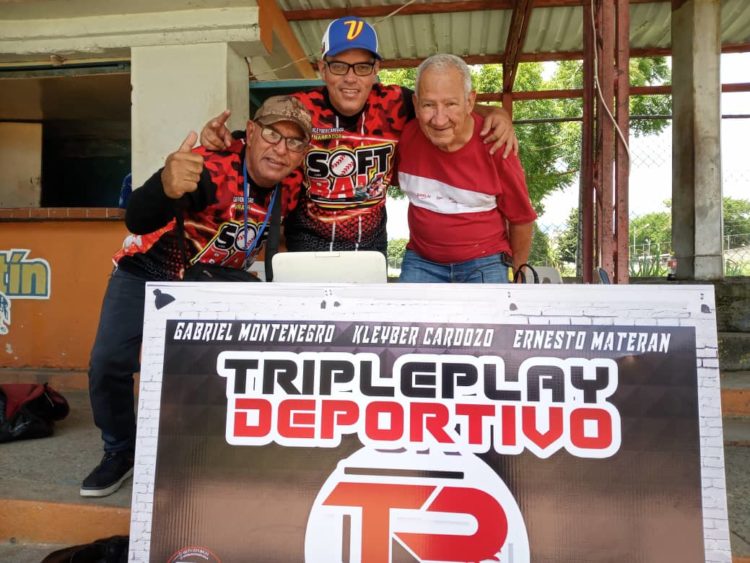 El equipo de narración de Triple Play Deportivo, Gabriel Montenegro, Cleiver Cardozo y el profesor Ernesto Materán.  Foto Frank Graterol