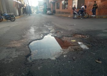 Centro de Valera urge de pavimentación y arreglo de tanquillas
