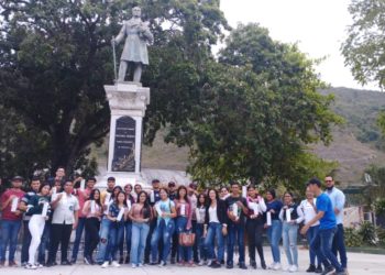 Jóvenes de Miranda y Sucre participan en exitosa jornada de inscripción en el Registro Electoral