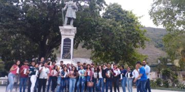 Jóvenes de Miranda y Sucre participan en exitosa jornada de inscripción en el Registro Electoral