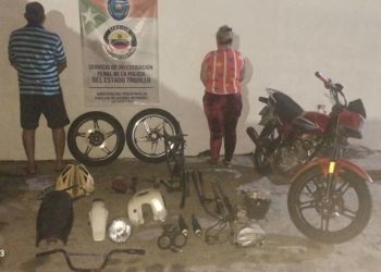 Detienen en flagrancia a pareja por hurto y desvalijamiento de moto