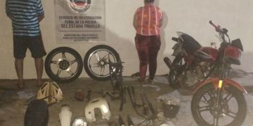 Detienen en flagrancia a pareja por hurto y desvalijamiento de moto