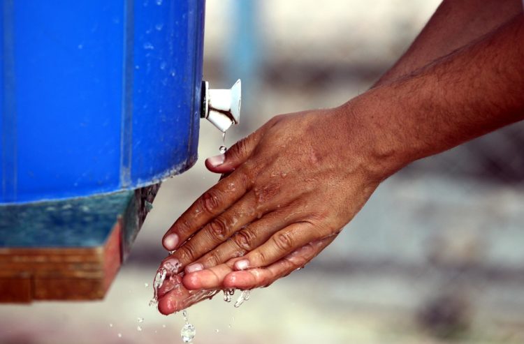En la imagen de archivo, un hombre se lava las manos con desinfectante contra el cólera, en un hospital en Sana'a (Yemen). EFE/YAHYA ARHAB