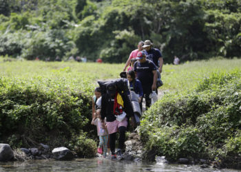 Una cantidad récord de 40.000 niños ha cruzado la selva de Darién en la primera mitad del año