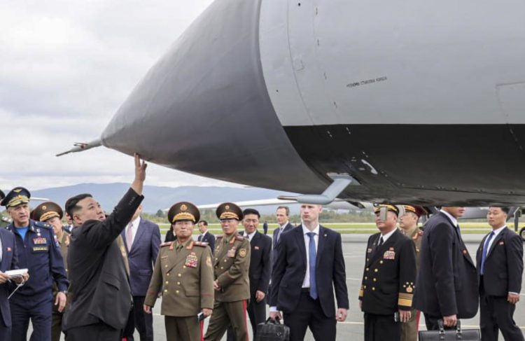 Fotografía cedida por el servicio de prensa del Ministerio de Defensa de Rusia que muestra al líder norcoreano, Kim Jong-un (c), inspeccionando aviones militares rusos en el aeródromo de Knevichi, cerca de Vladivostok (Rusia), este 16 de septiembre de 2023. EFE/EPA/Ministerio de Defensa de Rusia