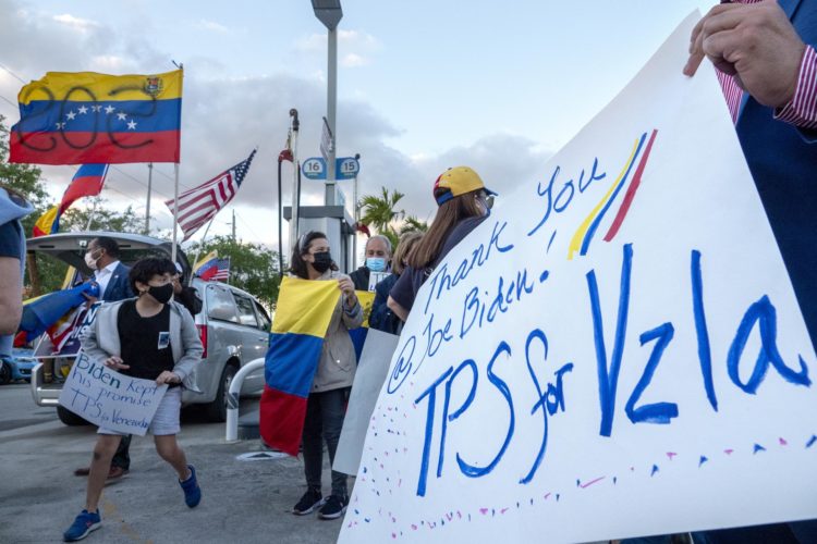 Con este cambio, el número de venezolanos que podrían obtener un permiso para trabajar y residir en Estados Unidos pasa de 242.700 a 472.000, detalló el Departamento de Seguridad Nacional en un comunicado. Fotografía de archivo. EFE/EPA/CRISTOBAL HERRERA-ULASHKEVICH