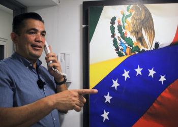 Un exmilitar venezolano deportado de EE.UU. apoya a migrantes en la frontera de México