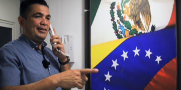 Un exmilitar venezolano deportado de EE.UU. apoya a migrantes en la frontera de México