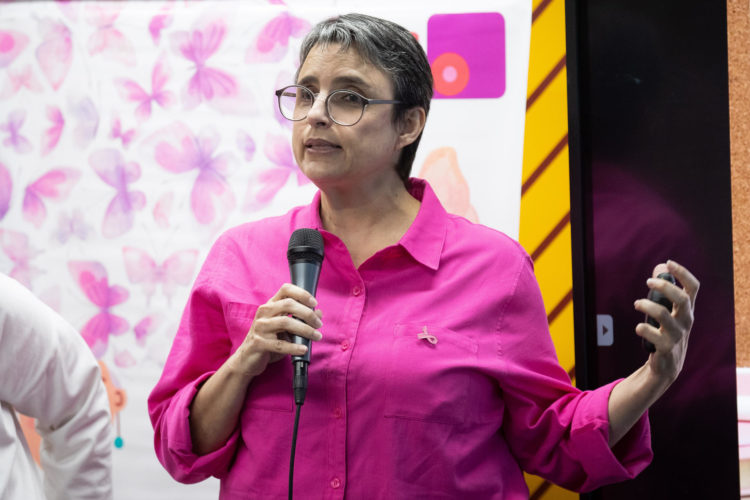 La directora general de la ONG venezolana Senos Ayuda, Carolina Fernández, fue registrada este martes, 26 de septiembre, durante una rueda de prensa, en Caracas (Venezuela). EFE/ Rayner Peña