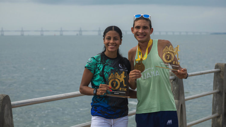 Los atletas Whinton Palma (d) y María Garrido muestran sus reconocimientos luego de ganar hoy en sus respectivas categorías la vigésima tercera edición de la Media Maratón de Maracaibo, una carrera internacional de 21 kilómetros que se celebra anualmente en Maracaibo (Venezuela). EFE/ Henry Chirinos