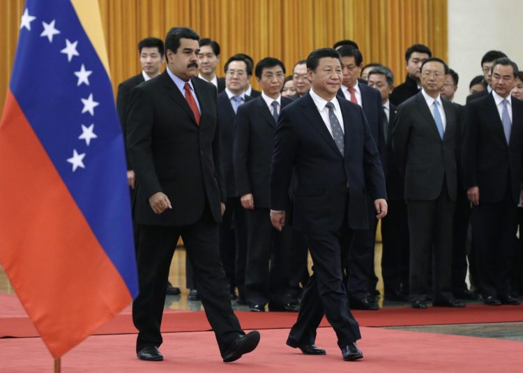 Imagen fechada en 2015 del presidente chino, Xi Jinping (c), y su homólogo venezolano, Nicolás Maduro (izq).. EFE/Andy Wong/Pool