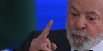 Lula fue sometido con éxito a una cirugía en la que se le implantó una prótesis de cadera