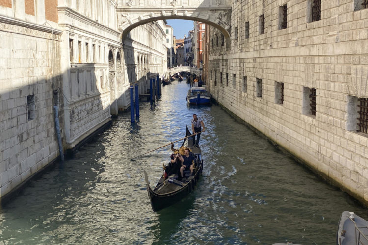 Una pareja disfruta de un viaje en góndola por un canal de Venecia, Italia, el lunes 11 de septiembre. EFE/ Antonello Nusca