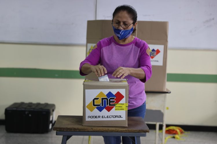 Una mujer ejerce su derecho al voto, en una fotografía de archivo. EFE/ Miguel Gutiérrez