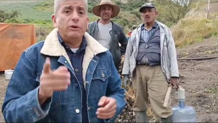 Andrés Ramirez junto a productores de Ajo del municipio Rangel defendiendo el trabajo de los agroproductores de la región