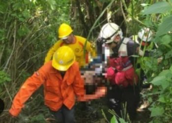 Rescatan joven tras caer por un barranco mientras cargaba agua para su residencia