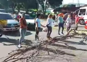 Vecinos de la parroquia Rómulo Gallegos trancaron la avenida Rotaria contra los pésimos servicios públicos