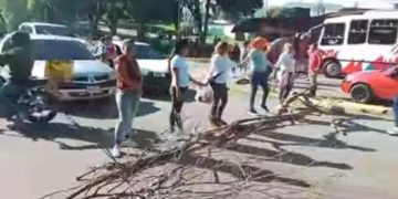 Vecinos de la parroquia Rómulo Gallegos trancaron la avenida Rotaria contra los pésimos servicios públicos