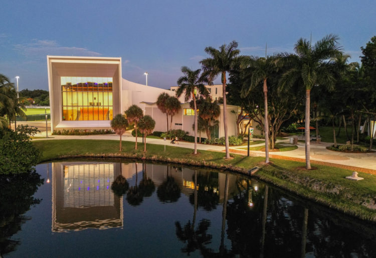 Fotografía cedida por Kikor donde se muestra el edificio del Knight Center for Music Innovation ubicado en el Frost School of Music en Miami, Florida (EE. UU). EFE/Kikor
