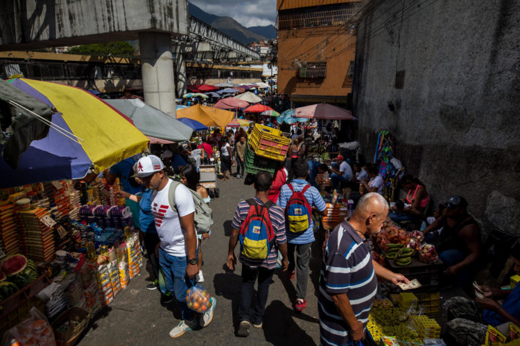 Fotografía de archivo de transeúntes con vendedores informales en Caracas (Venezuela). EFE/Miguel Gutiérrez