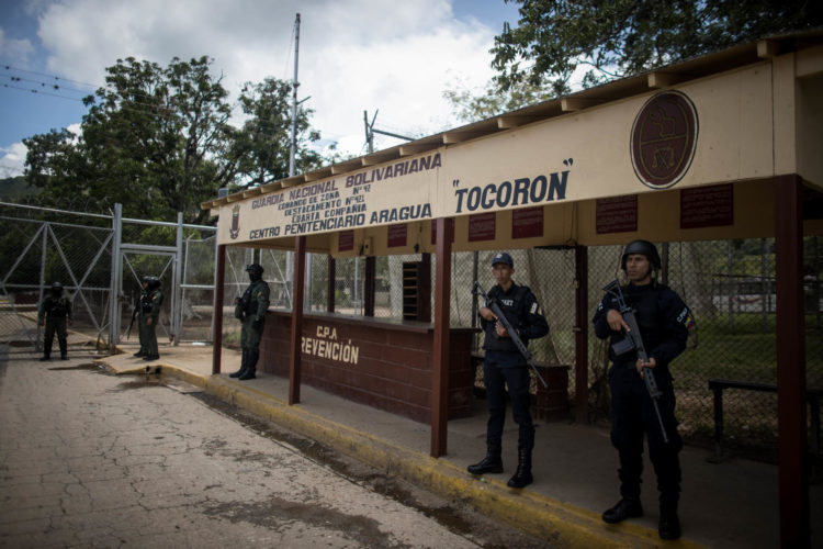 Fotografía de archivo, tomada el pasado 23 de septiembre, en la que se registró un escuadrón militar frente a la entrada principal del centro penitenciario Tocorón, durante el desmantelamiento de la banda criminal transnacional conocida como "Tren de Aragua", en Tocorón (Venezuela). EFE/Miguel Gutiérrez