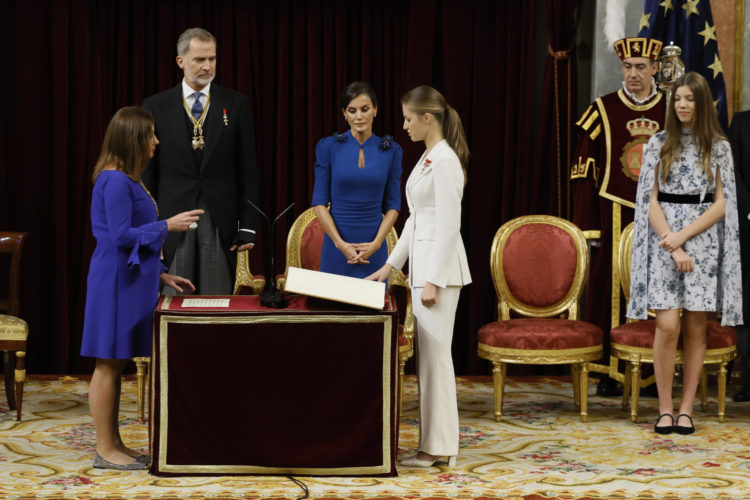 La princesa Leonor jura la Constitución española, en el día en que cumple 18 años, la mayoría de edad en España, lo que la legitima como futura reina. EFE/ Ballesteros POOL