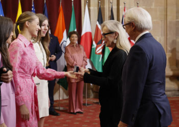 Meryl Streep recibe la insignia como galardonada con el Premio Princesa de Asturias