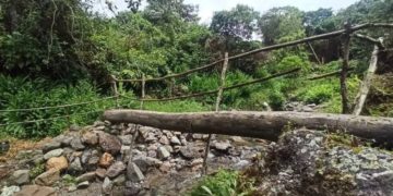 Habitantes de Mosquey piden pasarela para cruzar la quebrada de forma segura