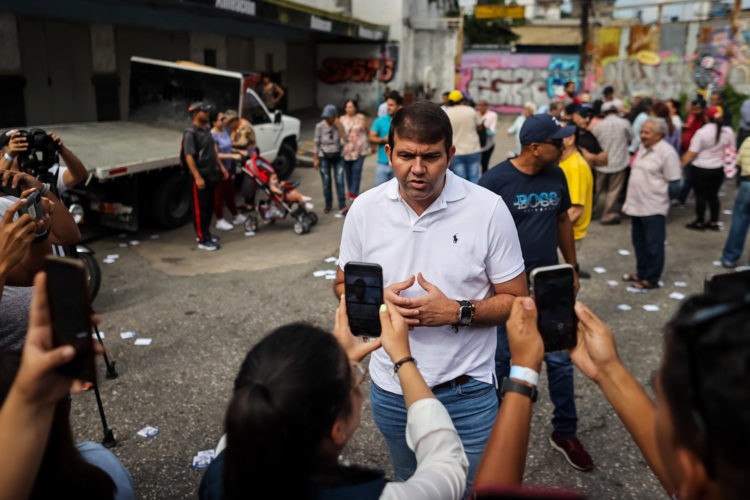 El candidato Carlos Prosperi participa en las elecciones primarias de la oposición, el 22 de octubre de 2023, en Caracas (Venezuela). FE/ Miguel Gutiérrez