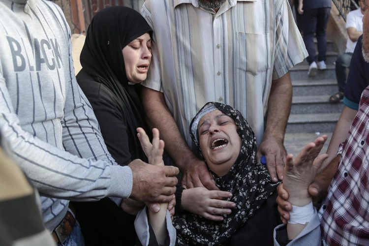 Una mujer llora por los familiares muertos en el conflicto entre Israel y Hamás que llegan al hospital Naser del campo de refugiados de Khan Younis, en el sur de la Franja de Gaza, este 17 de octubre de 2023. Israel ha advertido a todos los ciudadanos de la Franja de Gaza que se desplacen al sur ante una invasión prevista. EFE/Haitham Imad