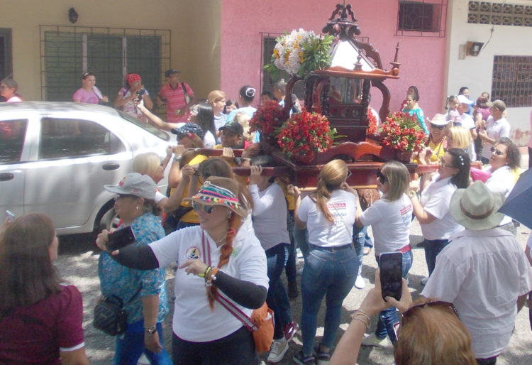 Casi al mediodía San Benito salió del templo de Betijoque al ritmo de tambores y requintas