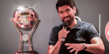 El ‘Loco’ Abreu presenta en Uruguay el trofeo de la Copa Sudamericana