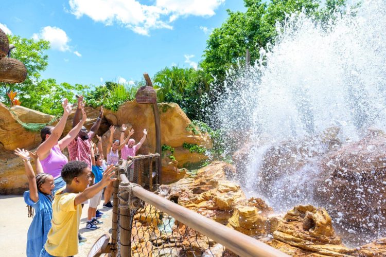 Fotografía cedida por Disney donde aparecen unas personas mientras visitan la nueva atracción Journey of Water inspirada por "Moana", inaugurada en el parque temático de EPCOT en Lake Buena Vista, Florida (EE.UU.).  EFE/Amy Smith/Disney
