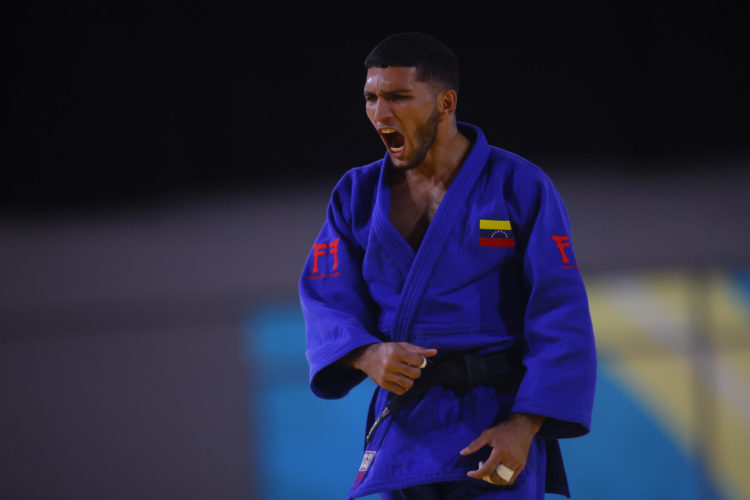Willis García de Venezuela celebra al vencer a Orlando Polanco de Cuba en judo masculino 66kg hoy, durante los Juegos Panamericanos 2023 en Santiago (Chile). EFE/ Esteban Garay