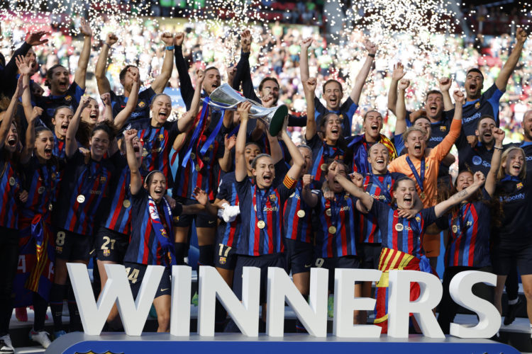 Las jugadoras del Barcelona celebran su victoria en la final de la Liga de Campeones de la pasada temporada. EFE/ Alberto Estévez