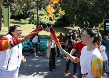 El fuego panamericano llega a Santiago y recorre las calles en su ruta hacia el Estadio Nacional