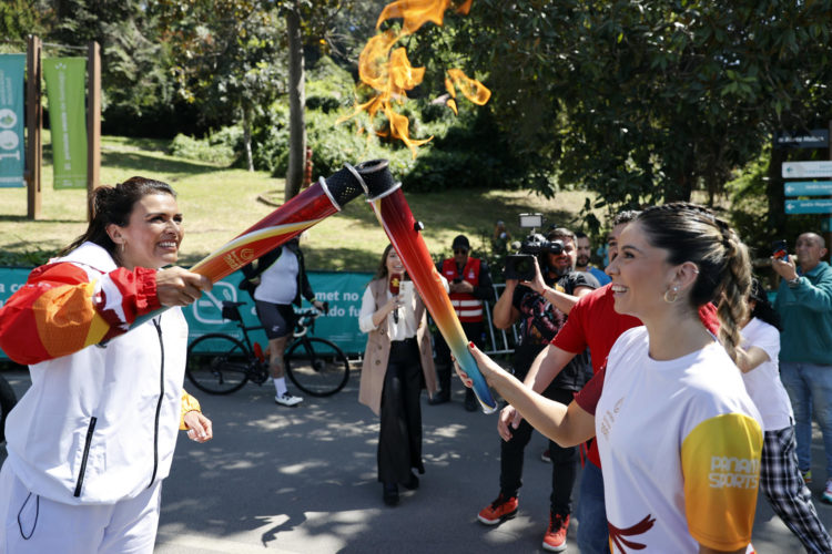Dos mujeres hacen el relevo de la llama de la antorcha de los Juegos Panamericanos 2023, hoy, en Santiago (Chile). EFE/ Elvis González