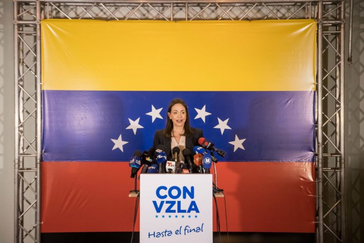 La exdiputada María Corina Machado ofrece declaraciones a periodistas hoy, en Caracas (Venezuela). EFE/Miguel Gutiérrez