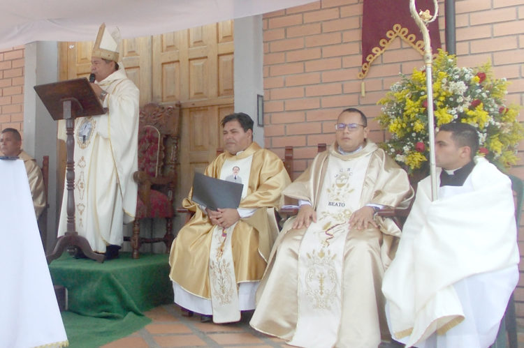 El Obispo de Trujillo dirigiéndose a los presentes en Isnotú.