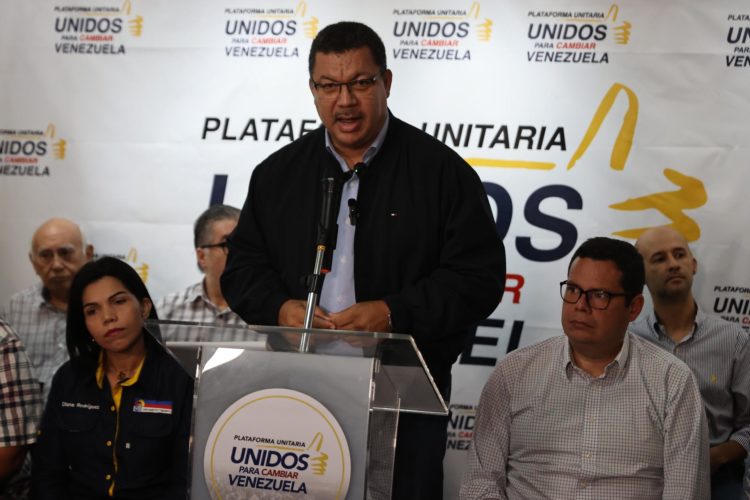 Simón Calzadilla (c), miembro de la Plataforma Unitaria Democrática (PUD), fue registrado este miércoles, 25 de octubre, durante una conferencia de prensa,en Caracas (Venezuela). EFE/Miguel Gutiérrez